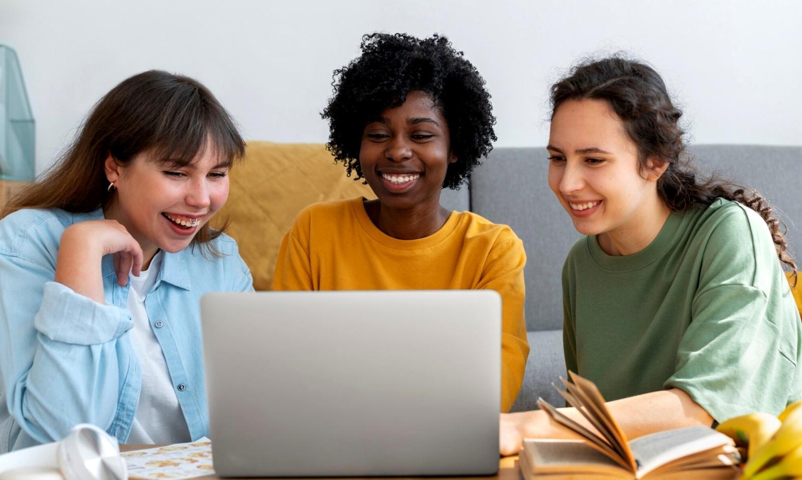 Réunion de planification financière avec documents et graphiques