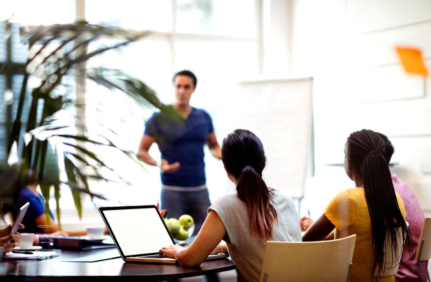 Groupe d'étudiants collaborant sur un projet financier