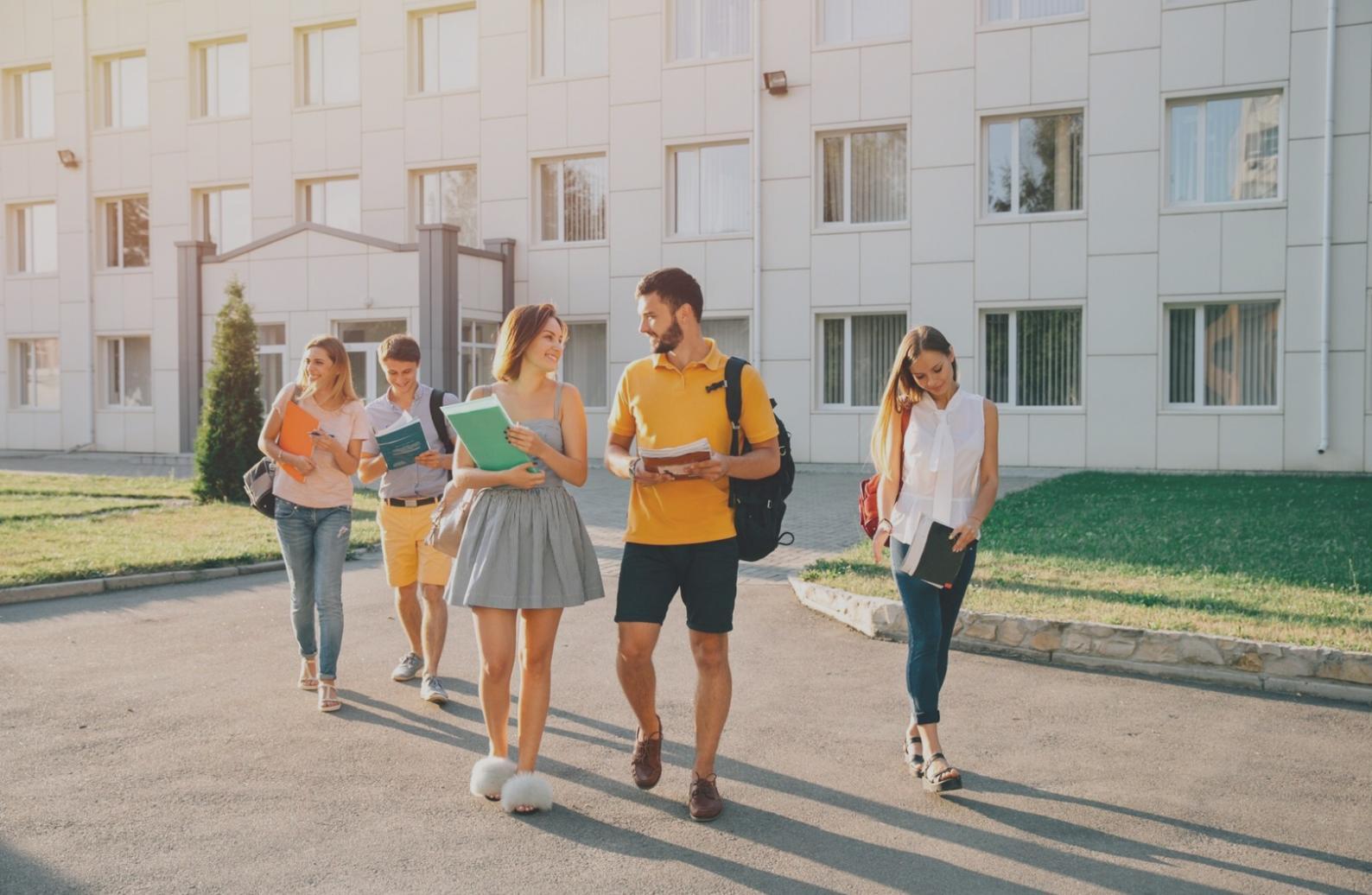 Équipe lirathexis travaillant sur des stratégies d'investissement